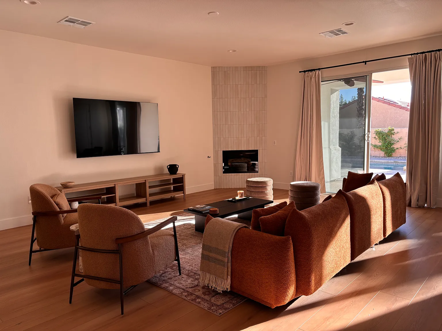 3 bed, 2.5 bath, 2498 sqft, $5,000 — Photo 2