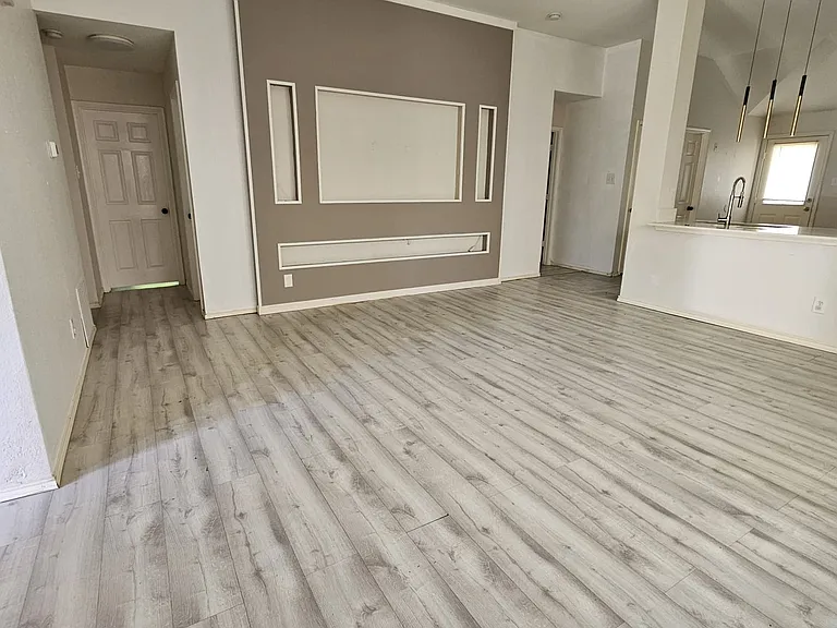 1042 Warbler — Photo 25