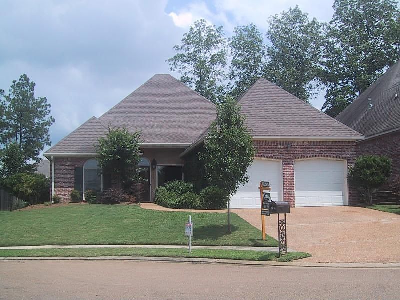 2nd image of 724 Versailles Dr
