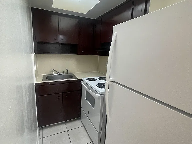 807 NW 24th St #12 — Photo 3