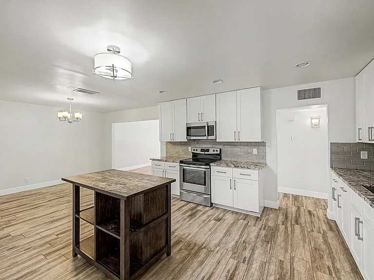 1028 W 19th St — Photo 10