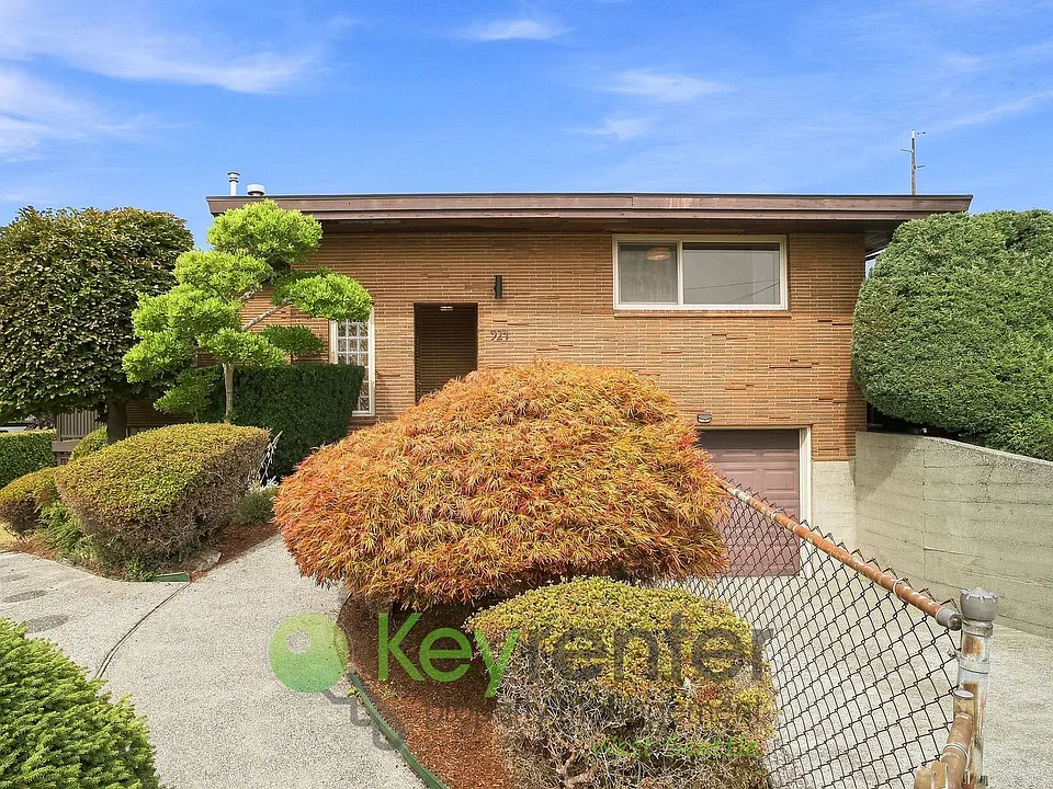 924 S 226th Pl
