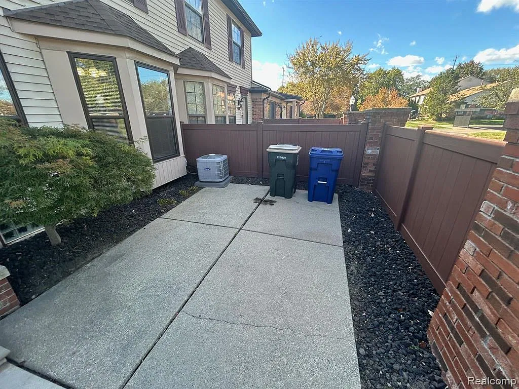 2 bed, 1.5 bath, 984 sqft, $1,700 — Photo 3