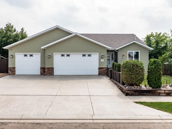 701 Lincoln Ct SE, Mandan, ND 58554
