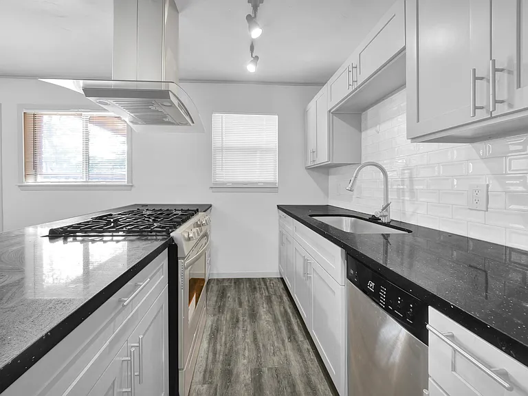 Carrolton Apartments — Photo 12