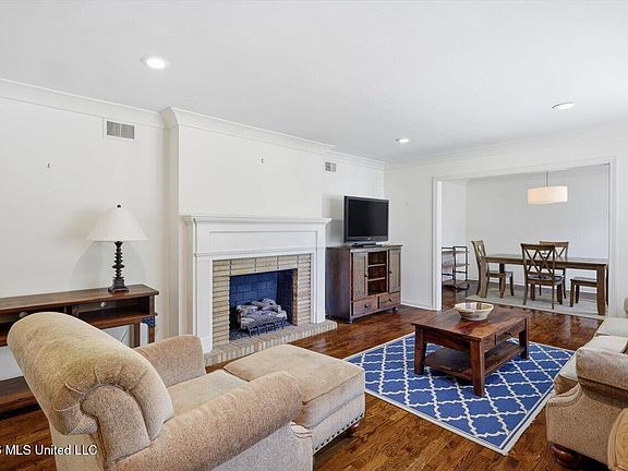 5th image of 1055 Parkwood Pl