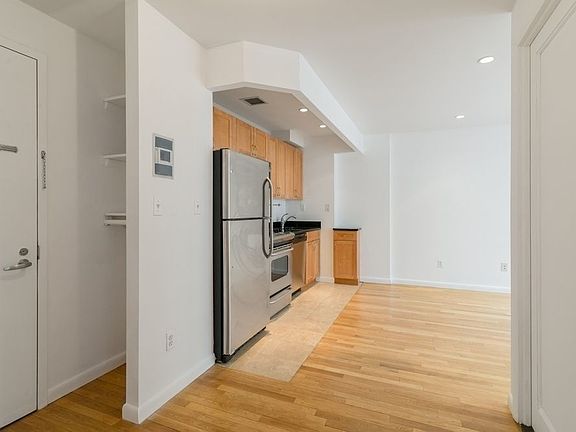 4th image of 698 10th Ave Ph B