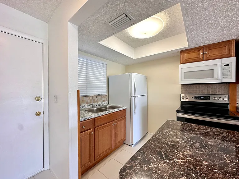 1001 W Marion Ave #9 — Photo 4