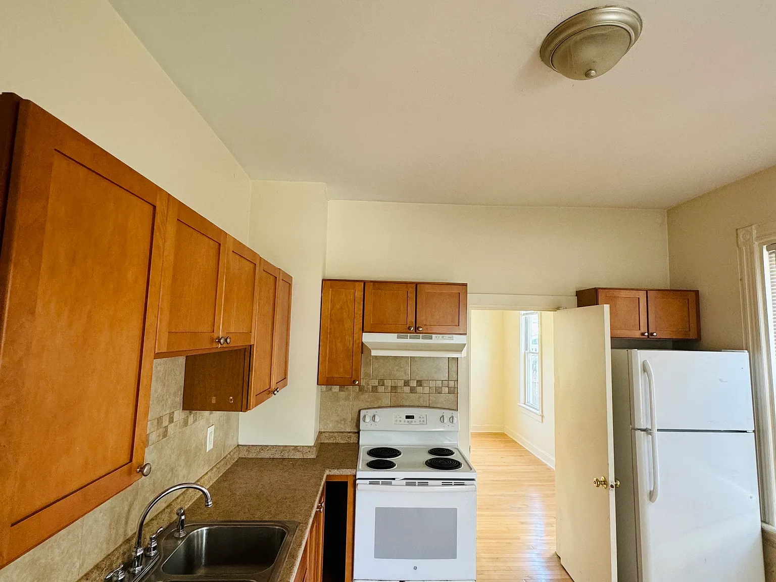 3 bed, $2,400 — Photo 4