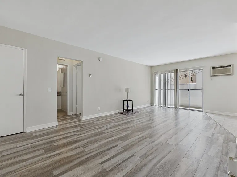 115 Doheny Apartments — Photo 51