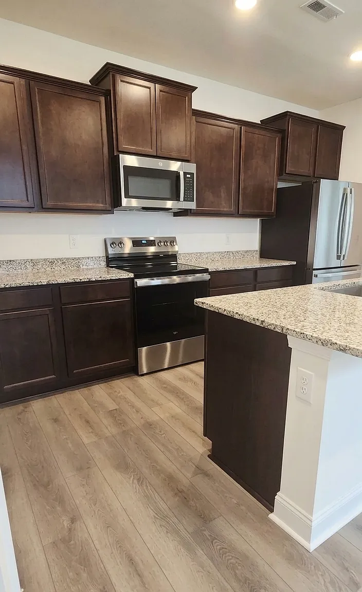 4 bed, 2.5 bath, 2204 sqft, $2,500 — Photo 4