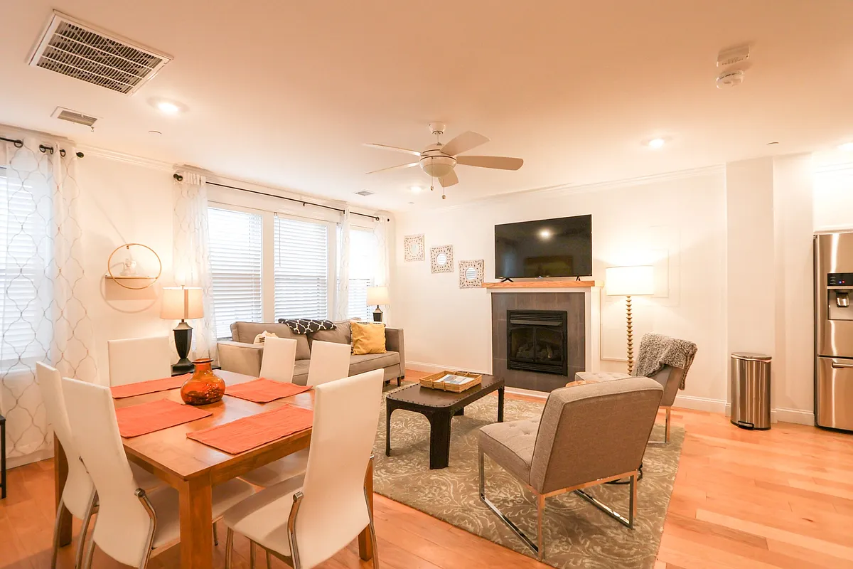 Building Photo - 1008 Tremont St #5