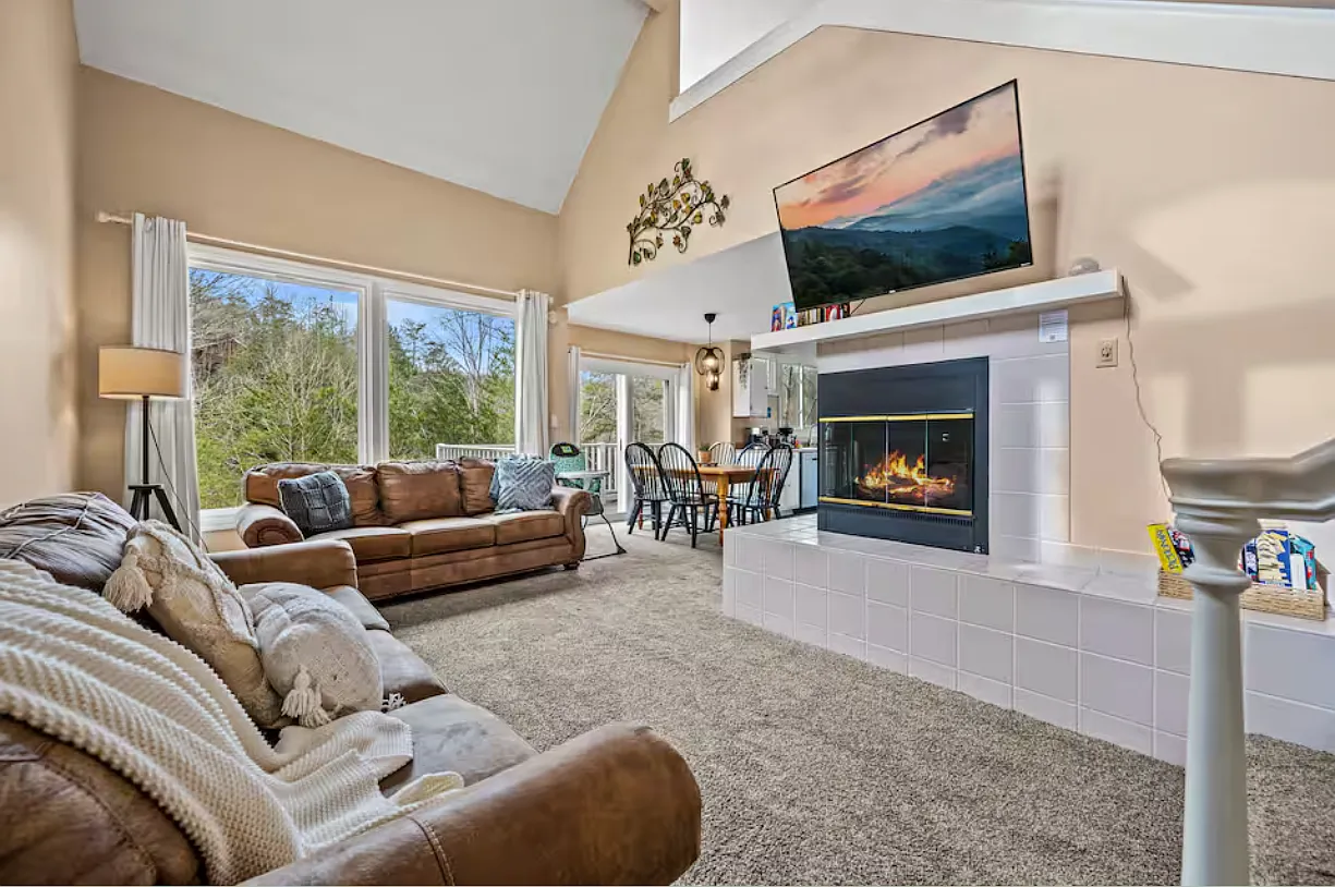 605 Falcon Ct — Photo 3