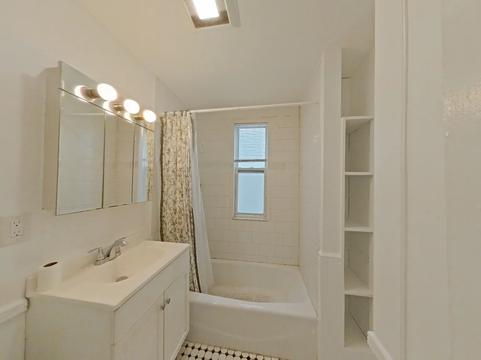 3 bed, 1.0 bath, 1100 sqft, $3,000 — Photo 4