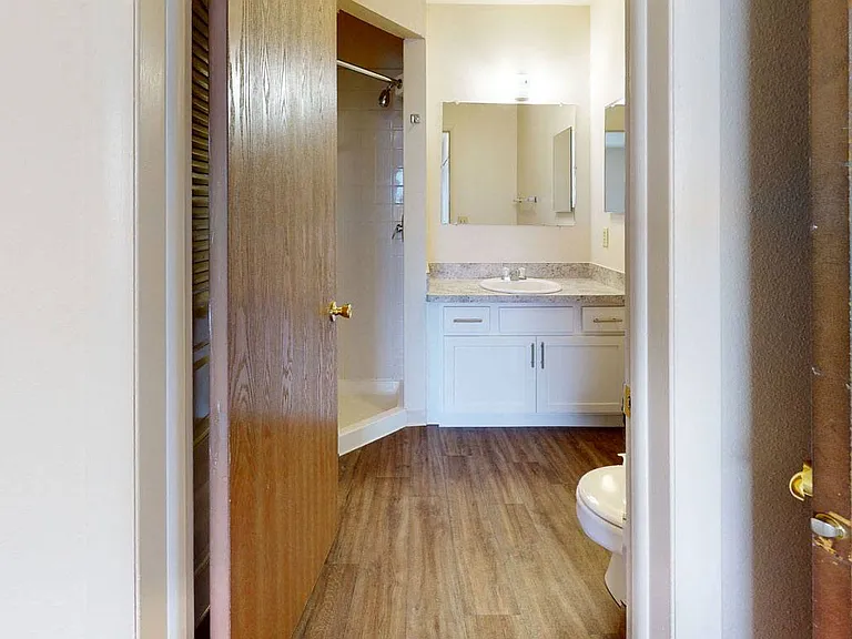 Oak Shores Apartments — Photo 28