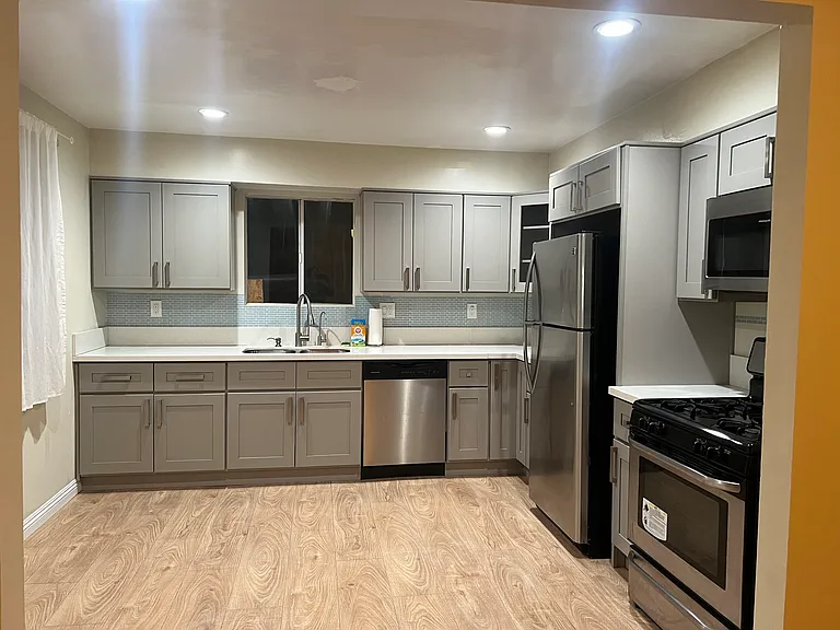 2118 N Marengo Ave — Photo 6