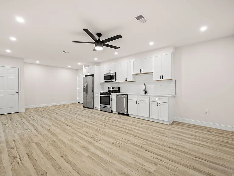 437-39 W Girard Ave #4 — Photo 3