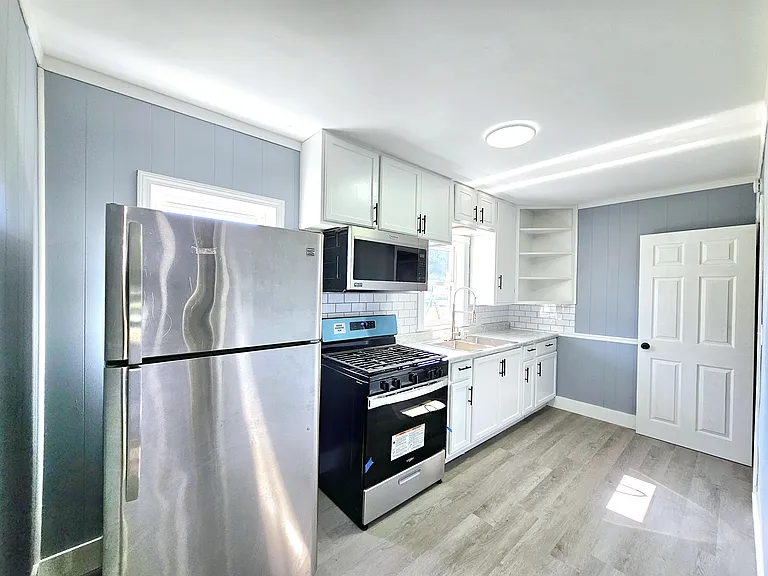 240 Adamson St — Photo 7