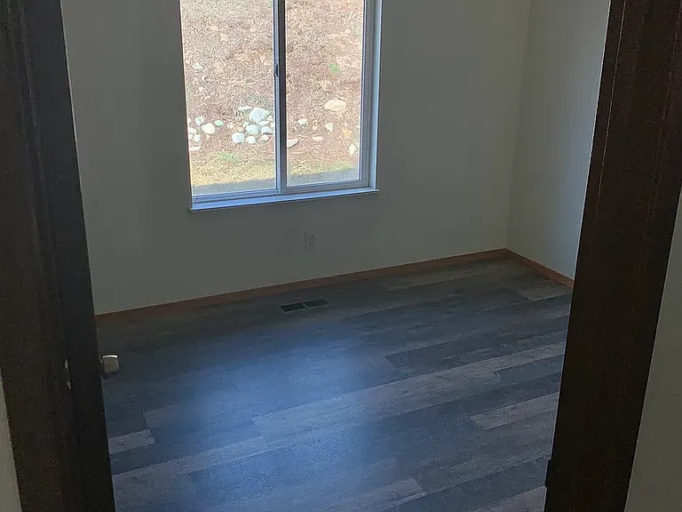 504 Ash St N — Photo 4