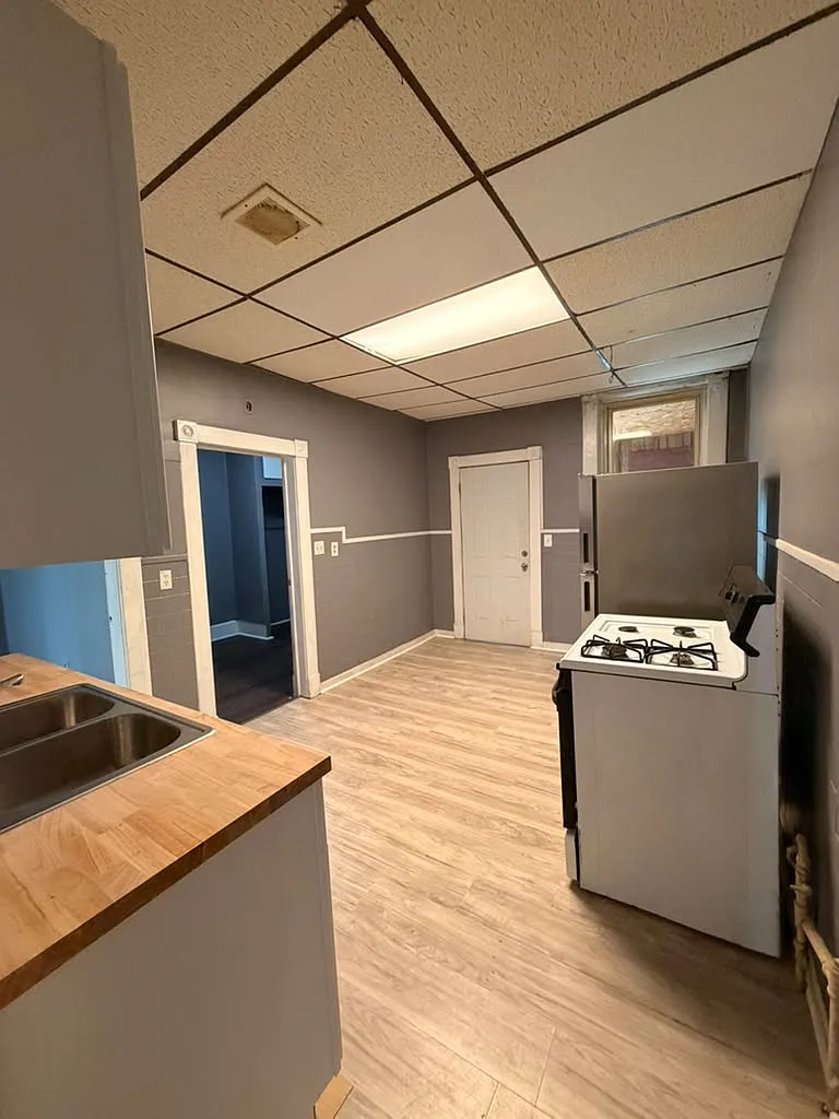 3 bed, 900 sqft, $1,290 — Photo 2