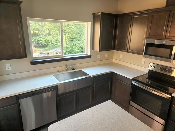 4th image of 217 Raybird Ave