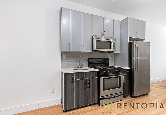 2nd image of 886 Jefferson Ave APT 3R