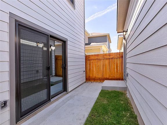4th image of 1749 Yaupon Grove Ln