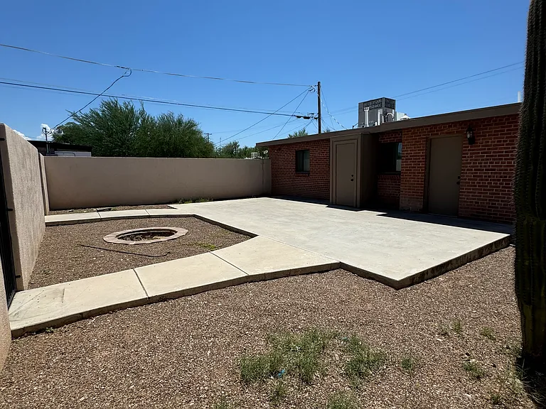 120 N Campbell Ave — Photo 3