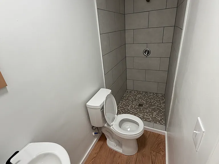 324 W Chestnut St — Photo 6