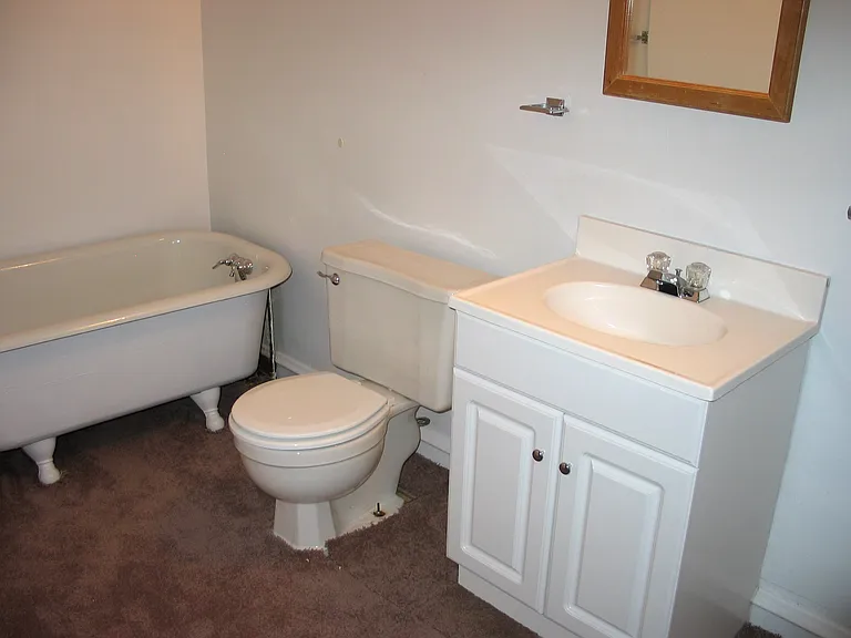 Third Floor Tub & Bathroom