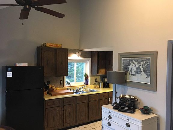 kitchen (stove around corner)