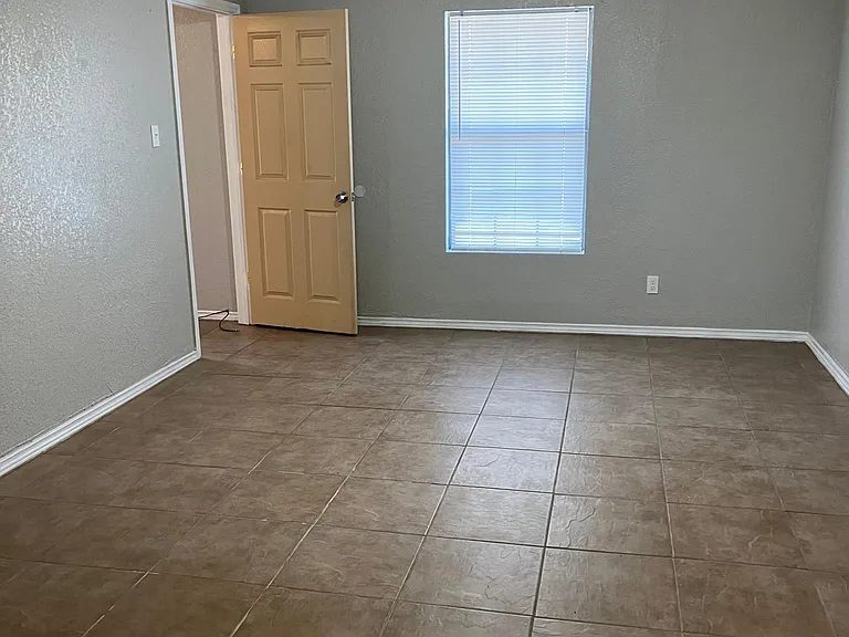 205 N US Highway 281 #4 — Photo 11