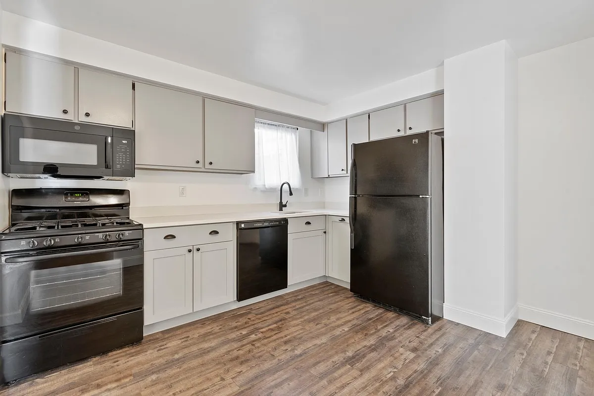 Kitchen - 7332 Brighton Rd