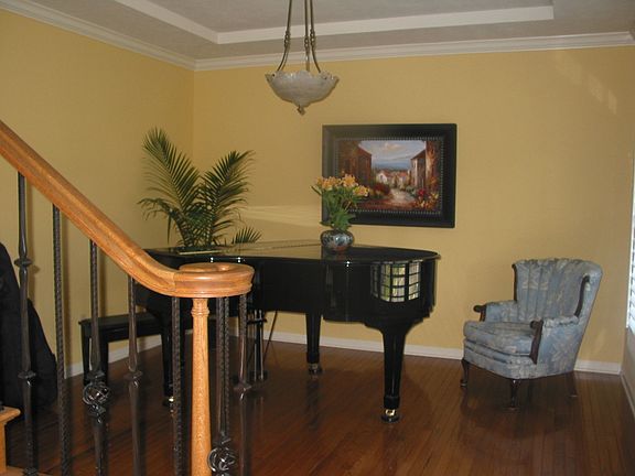 Hardwoods throught foyer, kitchen and breakfast nook.