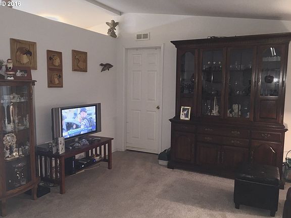 5th image of 520 Greencrest St NE