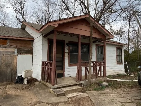 517 E 11th St, Bonham, TX 75418