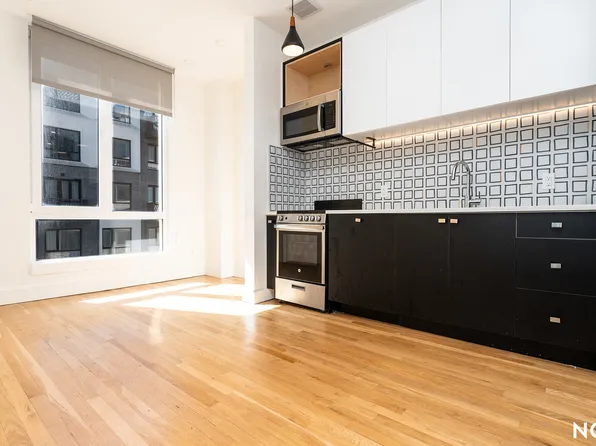 887 Lexington Avenue image 1 of 12
