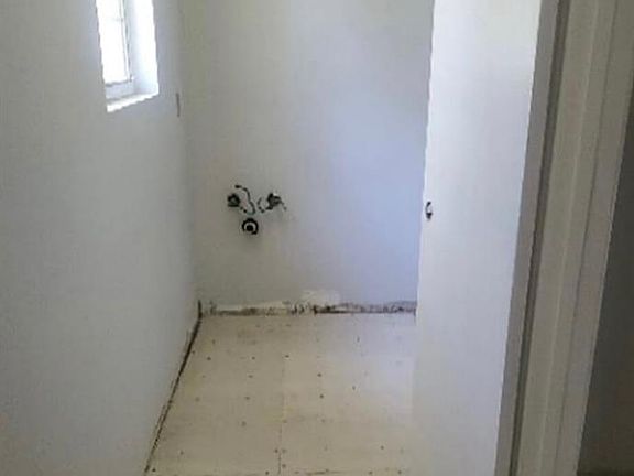 3rd image of 194 Travis Ave