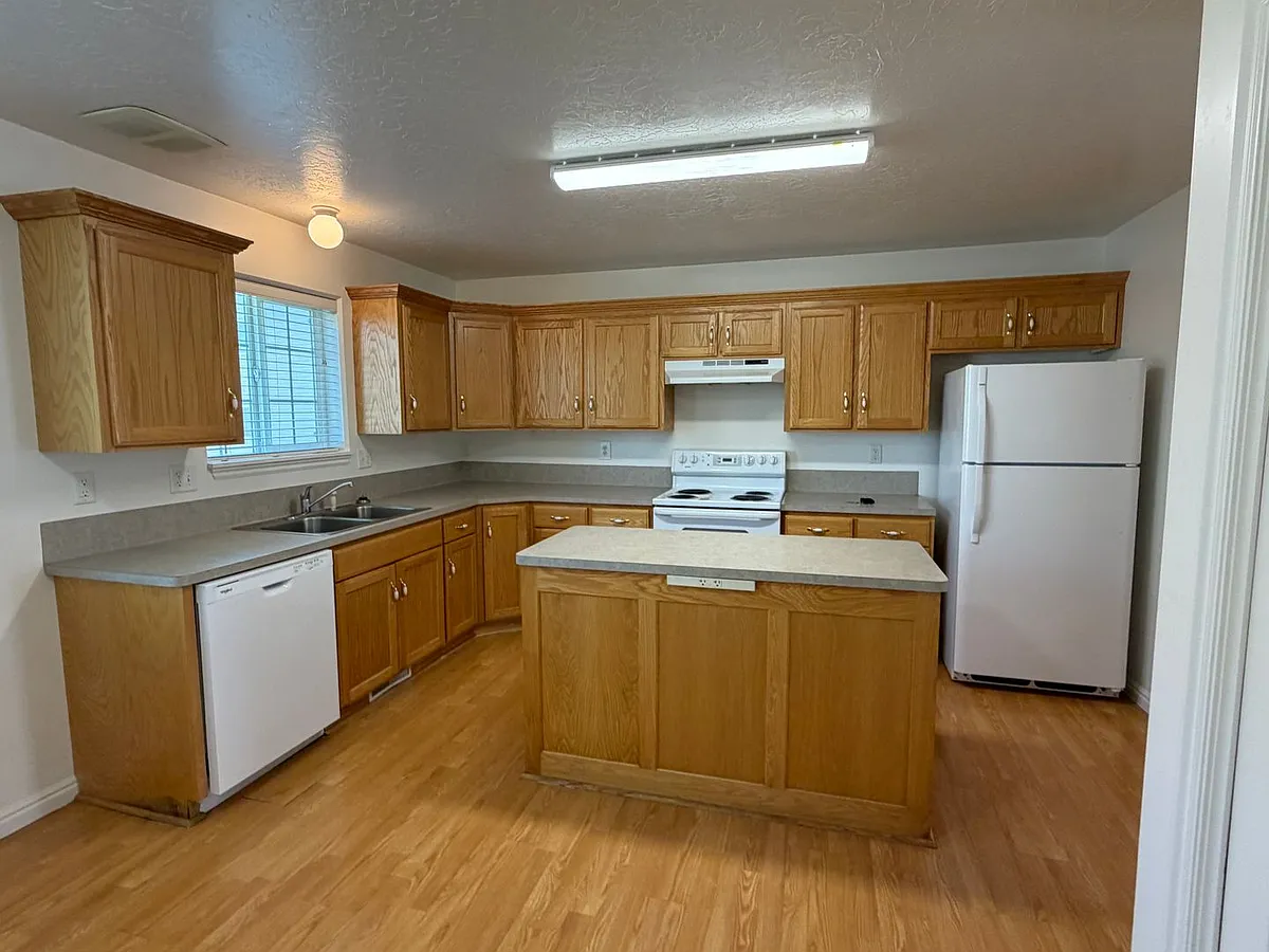 Building Photo - 2105 Alan St #6