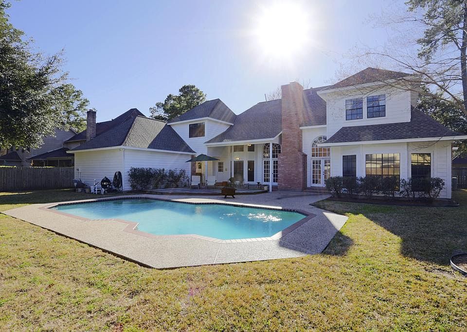 Traditional Kingwood home with fenced back yard and pool. New roof 2011.