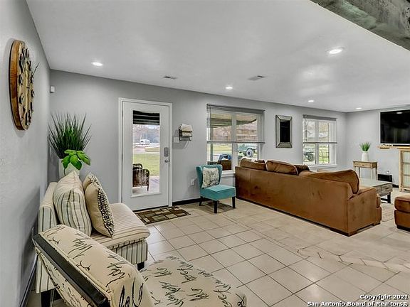 4th image of 157 Lakeside Dr