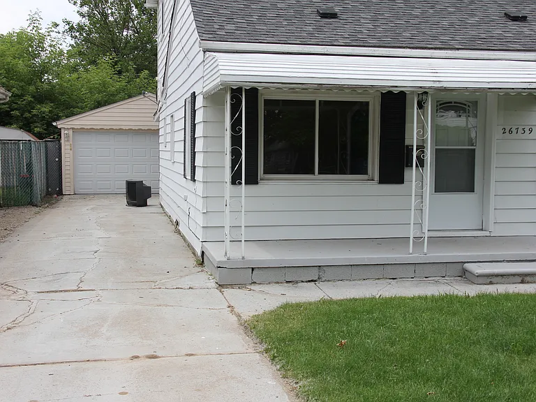 26739 Syracuse Ave — Photo 2