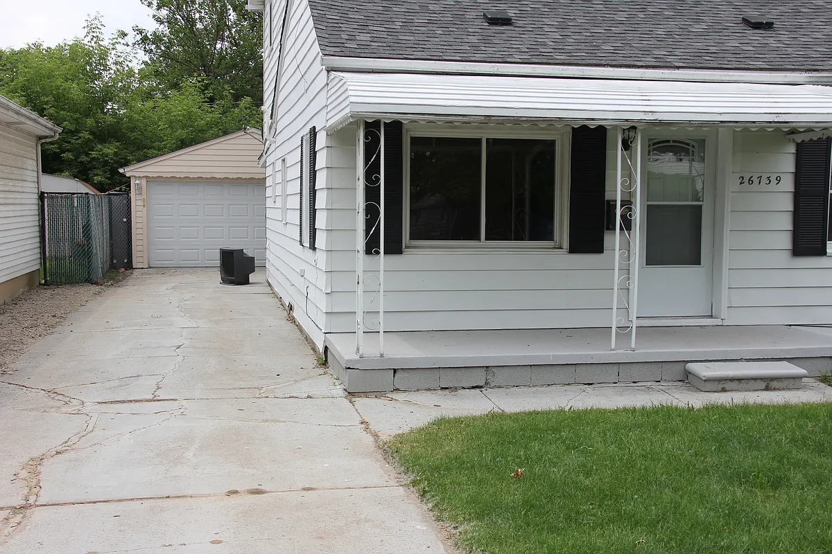 Building Photo - 26739 Syracuse Ave