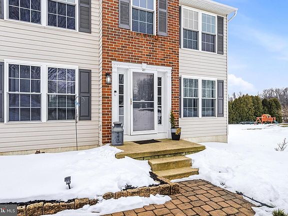 3rd image of 401 Ivy Dr