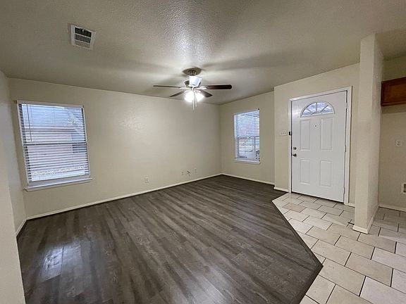 3rd image of 121 Cambridge Dr APT 1