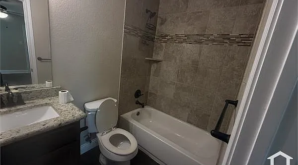 3 bed, 1100 sqft, $2,200 — Photo 4