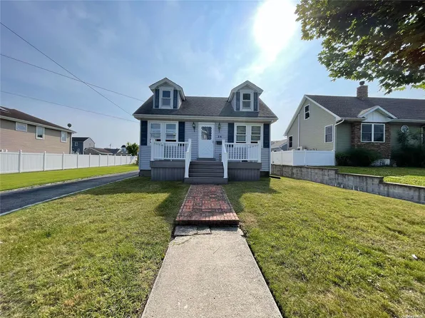 24 Annuskemunnica Road, Babylon, NY 11702