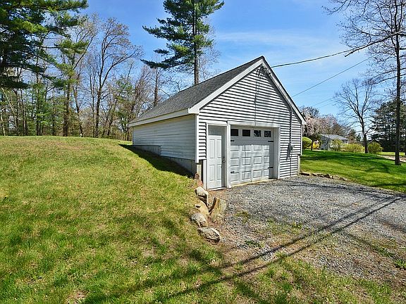 3rd image of 7 Arlington Pond Ct
