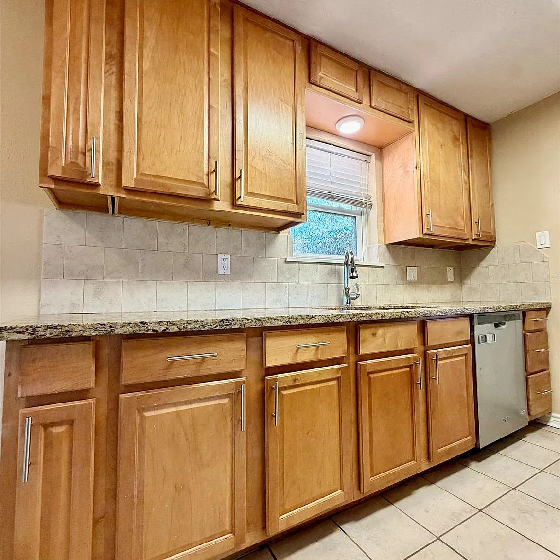 3 bed, 2.0 bath, 1337 sqft, $1,800 — Photo 3