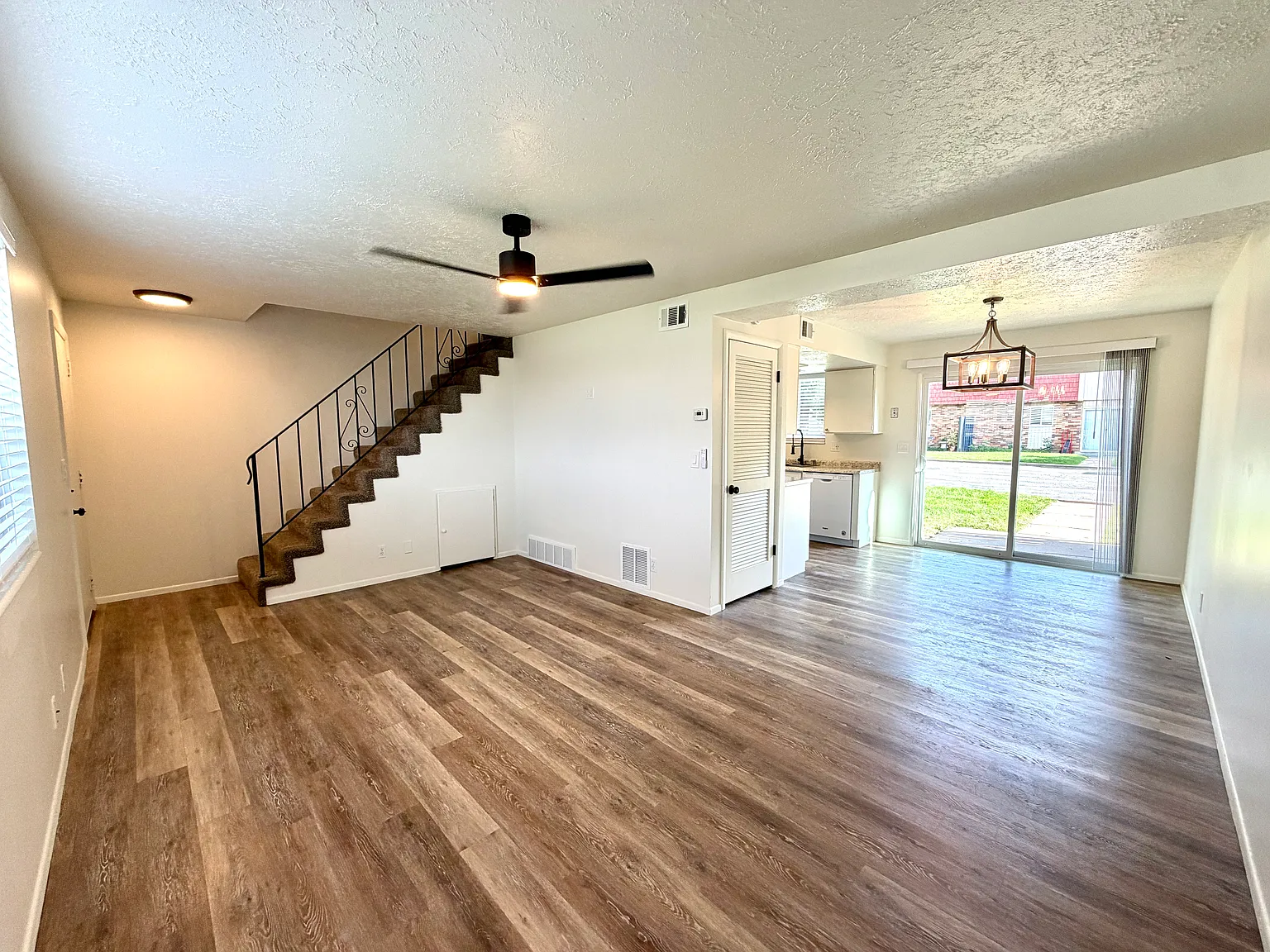 2 bed, 1.5 bath, 1050 sqft, $1,625 — Photo 2